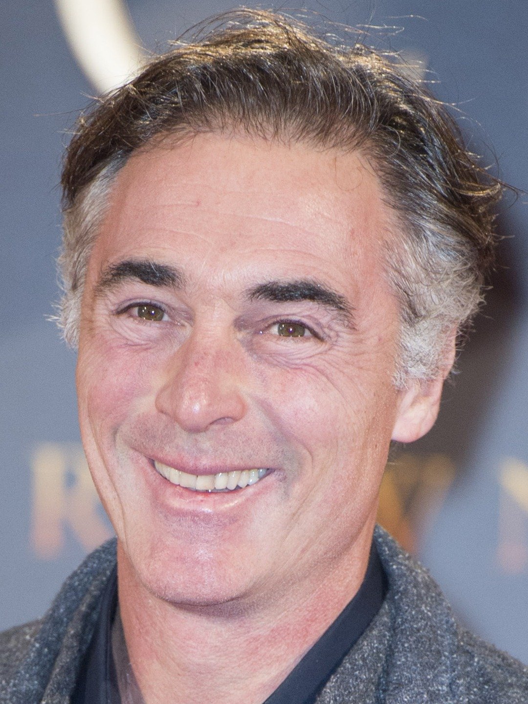 How tall is Greg Wise?